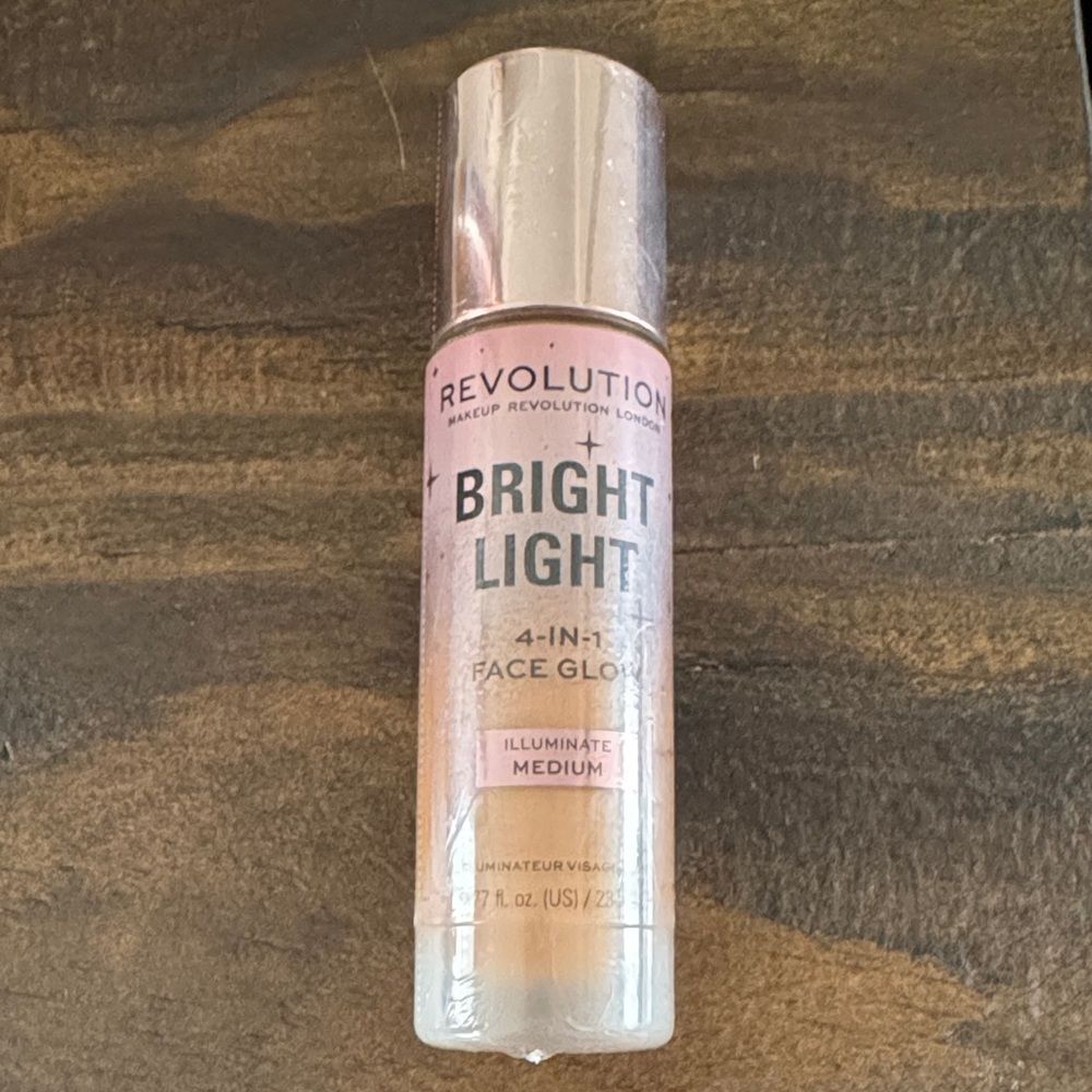 Revolution Bright Light Face Glow – 4 in 1 Medium